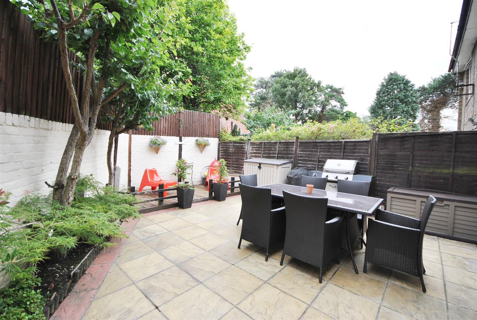 3 Bedrooms, House - End Terrace